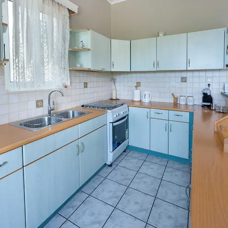 Estia Apartment *